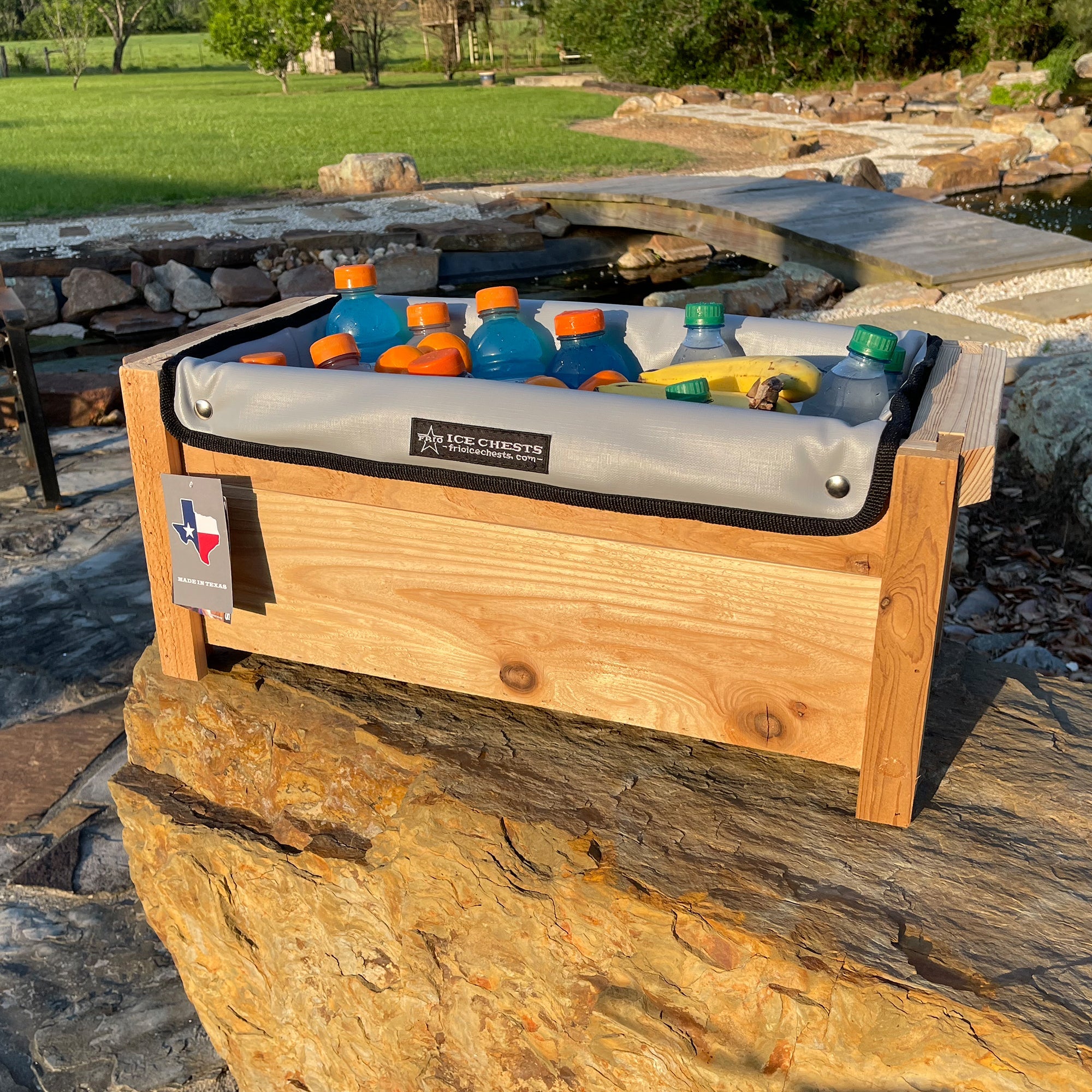 Cedar Picnic Frio Coolers